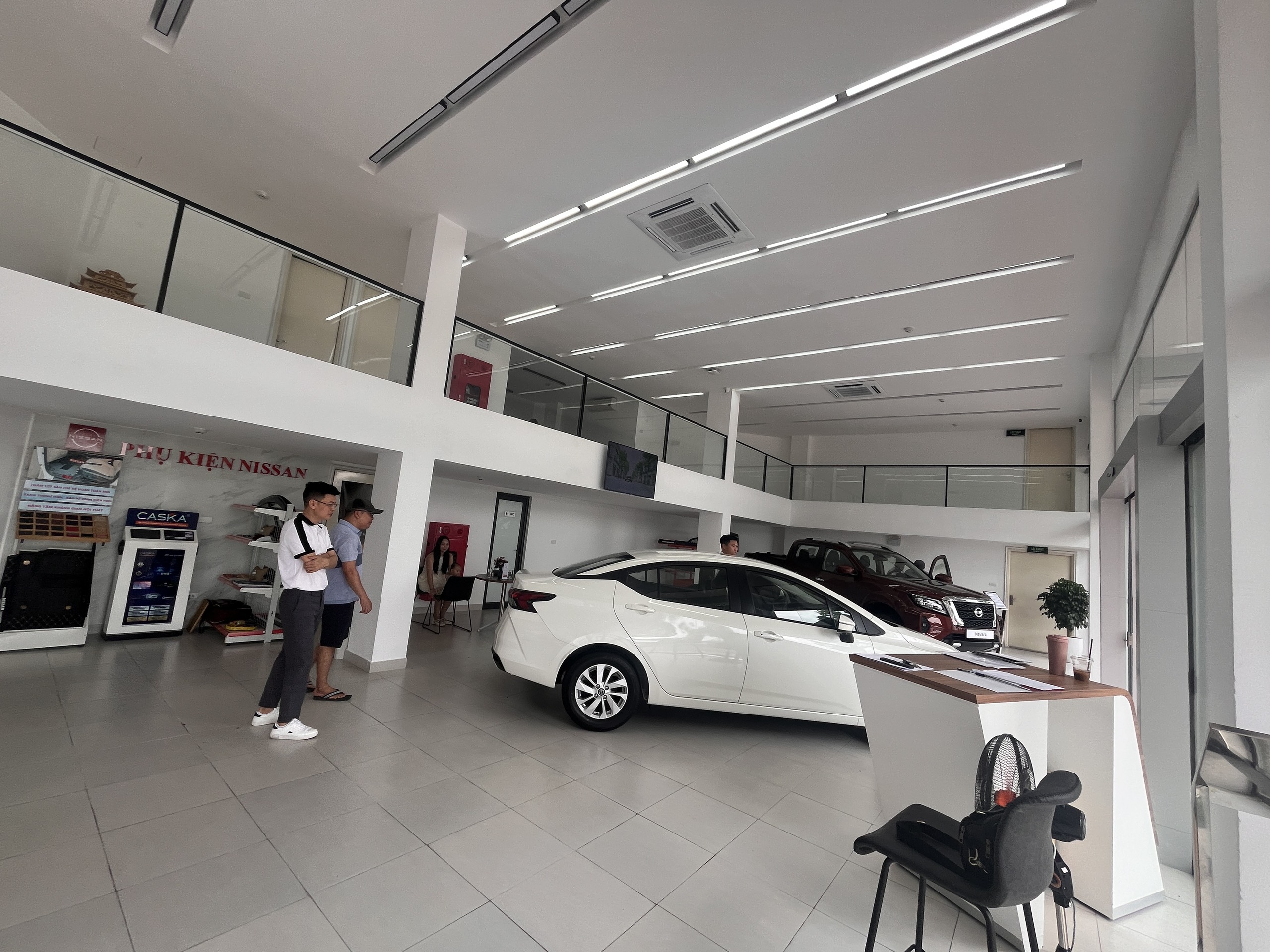 Kỷ Niệm Đáng Nhớ Khi Bán Chiếc Xe Đầu Tiên Tại Nissan Long Biên 2 khach hang dau tien nissan long bien