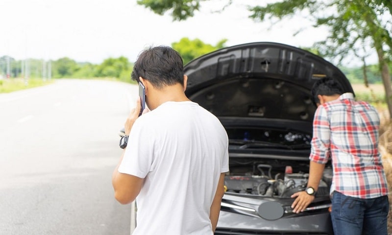 CÁCH XỬ LÝ 9 SỰ CỐ KHẨN CẤP KHI LÁI XE 3 xe o to chet may giua duong