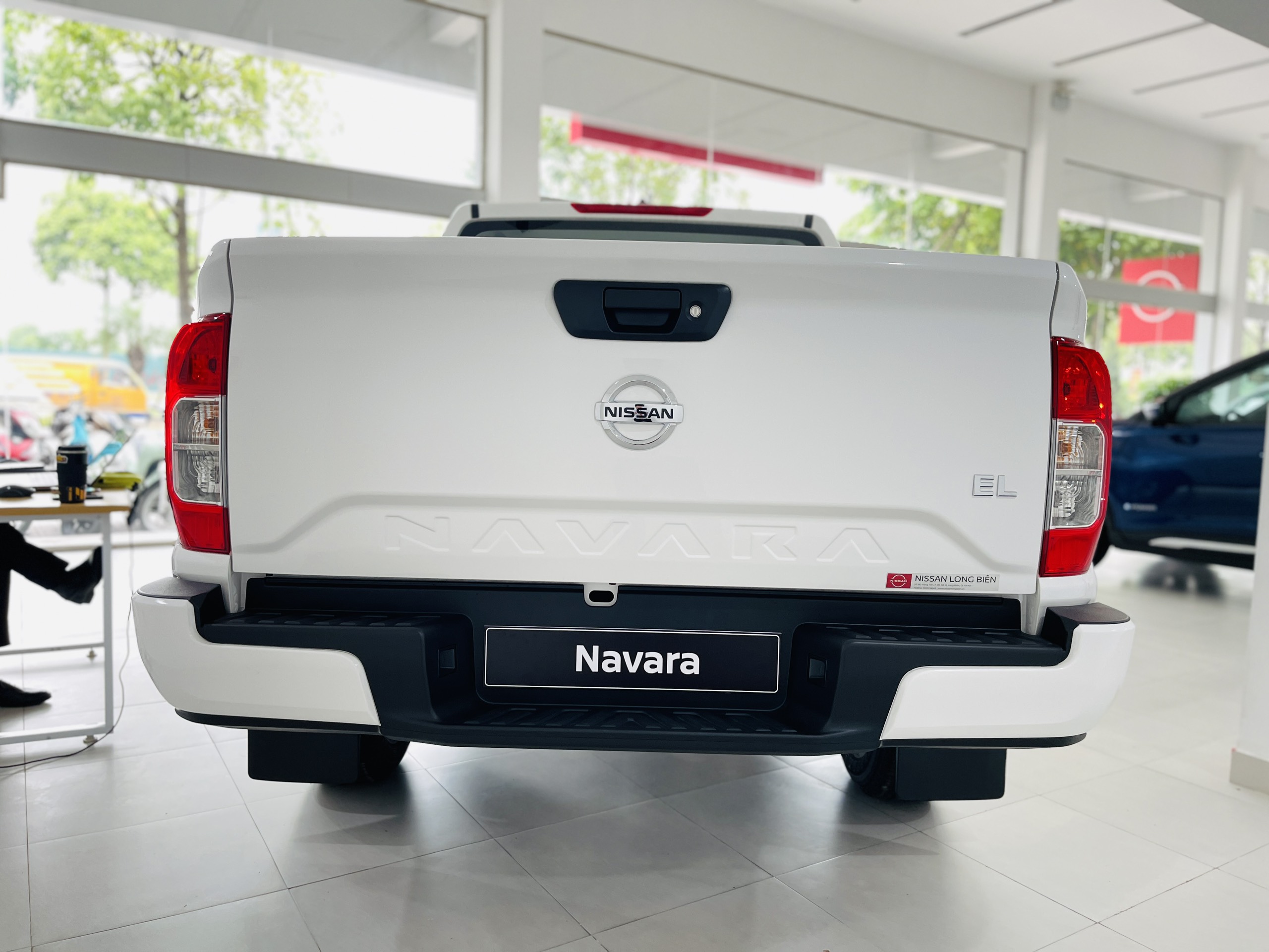 Thùng xe Nissan Navara EL 2024 rộng rãi bạc nhất phân khúc