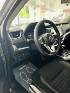 Nissan Navara 2026 - Vô lăng và bảng điều khiển khác biệt